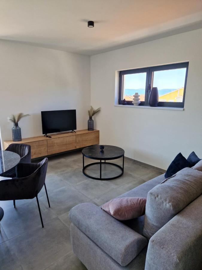 Apartments Terra Sun With Private Pool Or Jacuzzi Njivice Extérieur photo