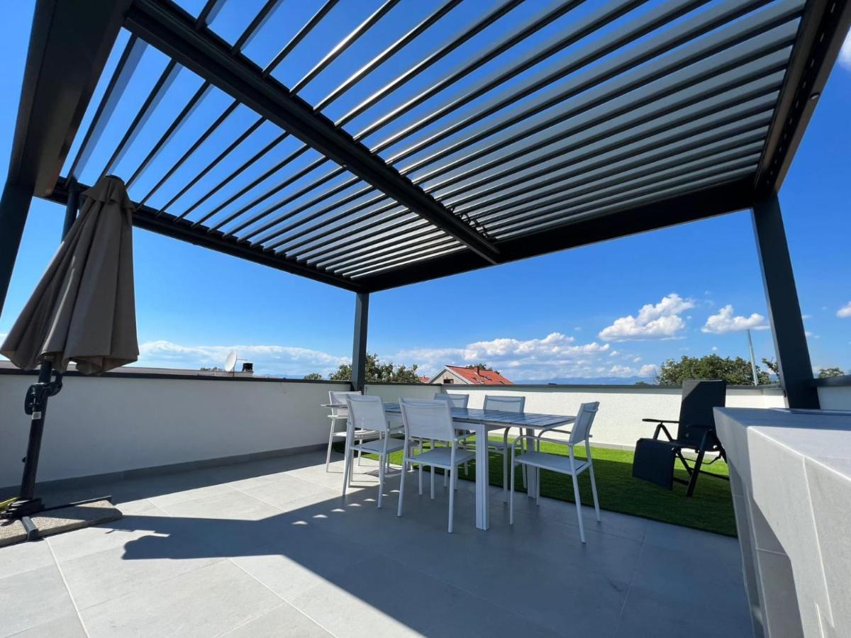 Apartments Terra Sun With Private Pool Or Jacuzzi Njivice Extérieur photo