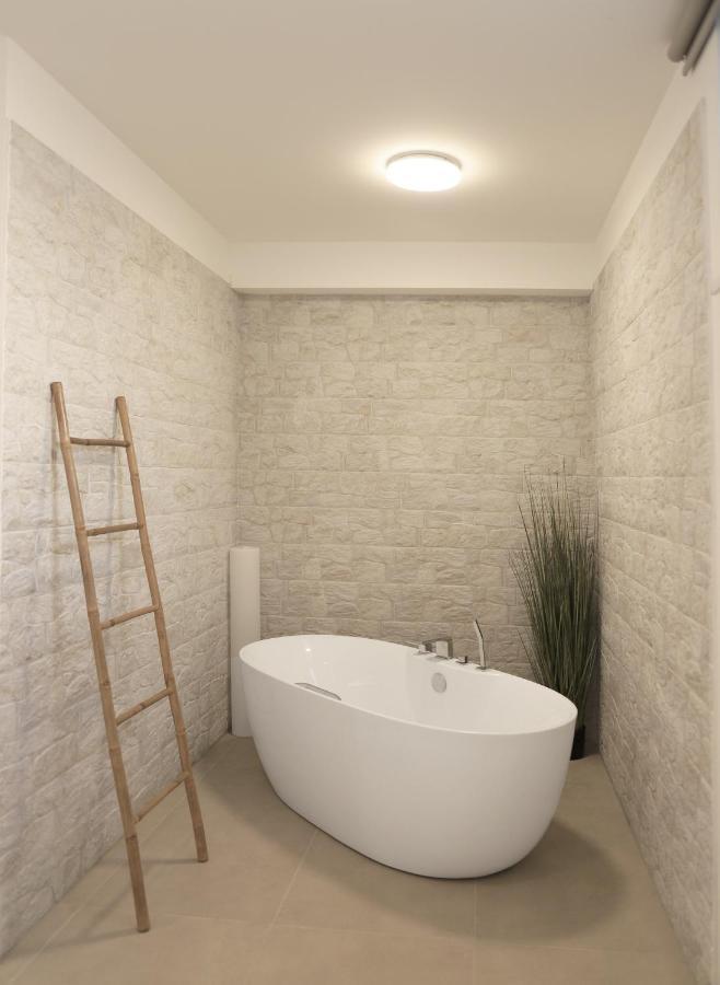 Apartments Terra Sun With Private Pool Or Jacuzzi Njivice Extérieur photo