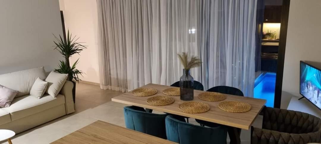 Apartments Terra Sun With Private Pool Or Jacuzzi Njivice Extérieur photo